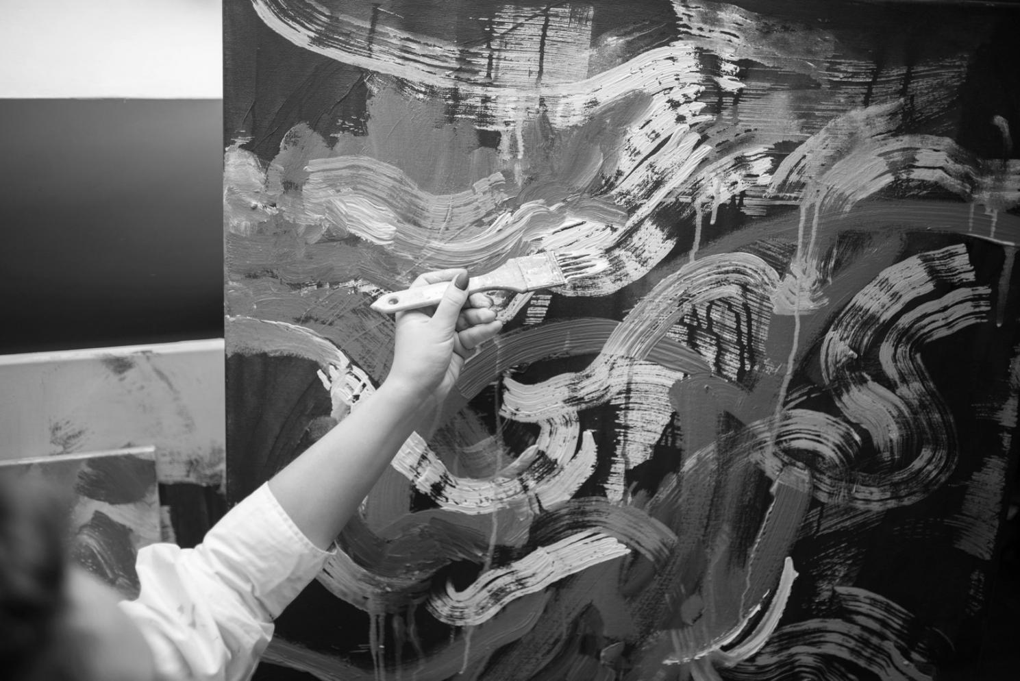 Studenti durante una lezione pratica di disegno digitale con tablet e software professionale