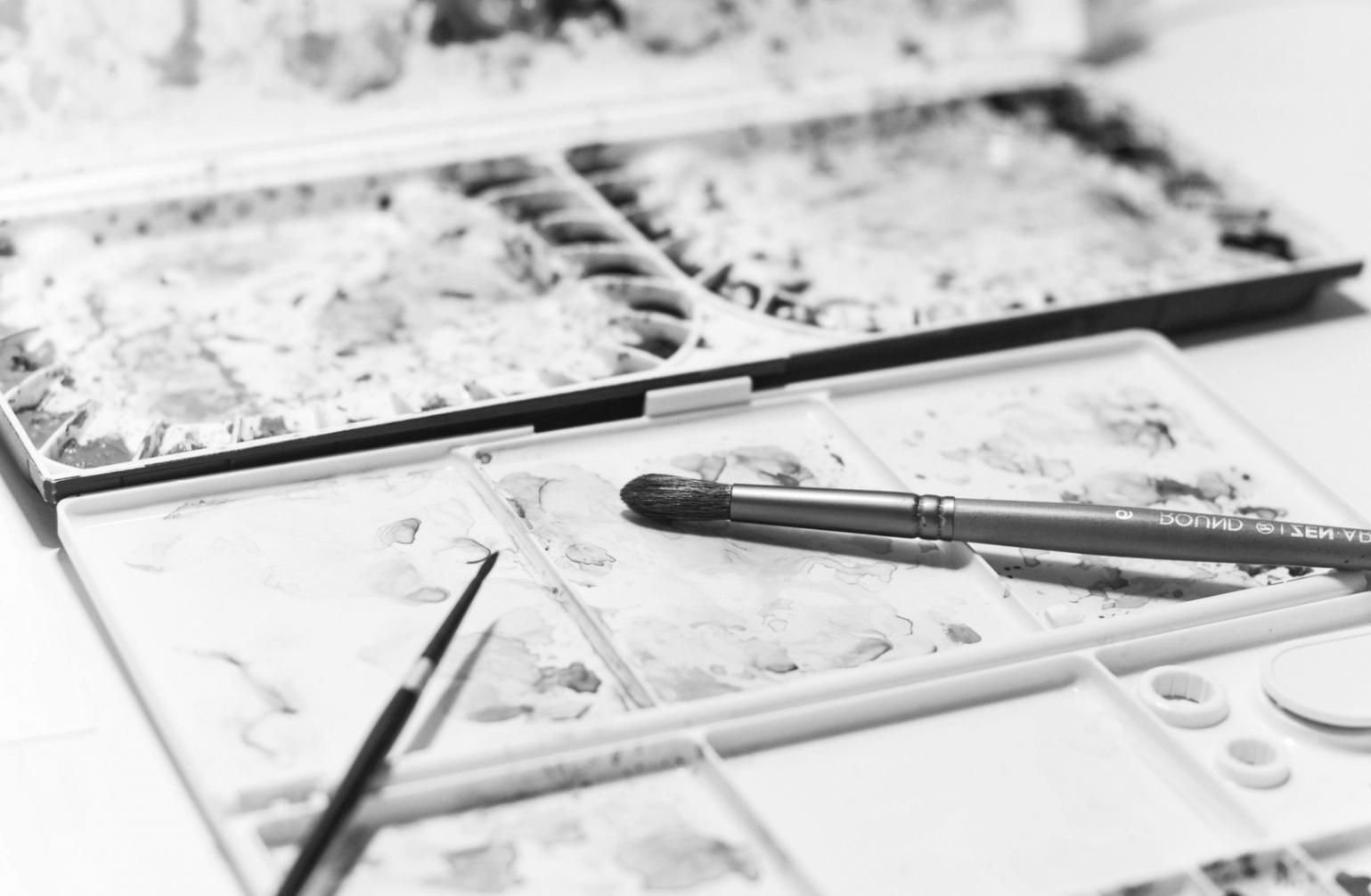 Workspace digitale con tavoletta grafica e software di disegno