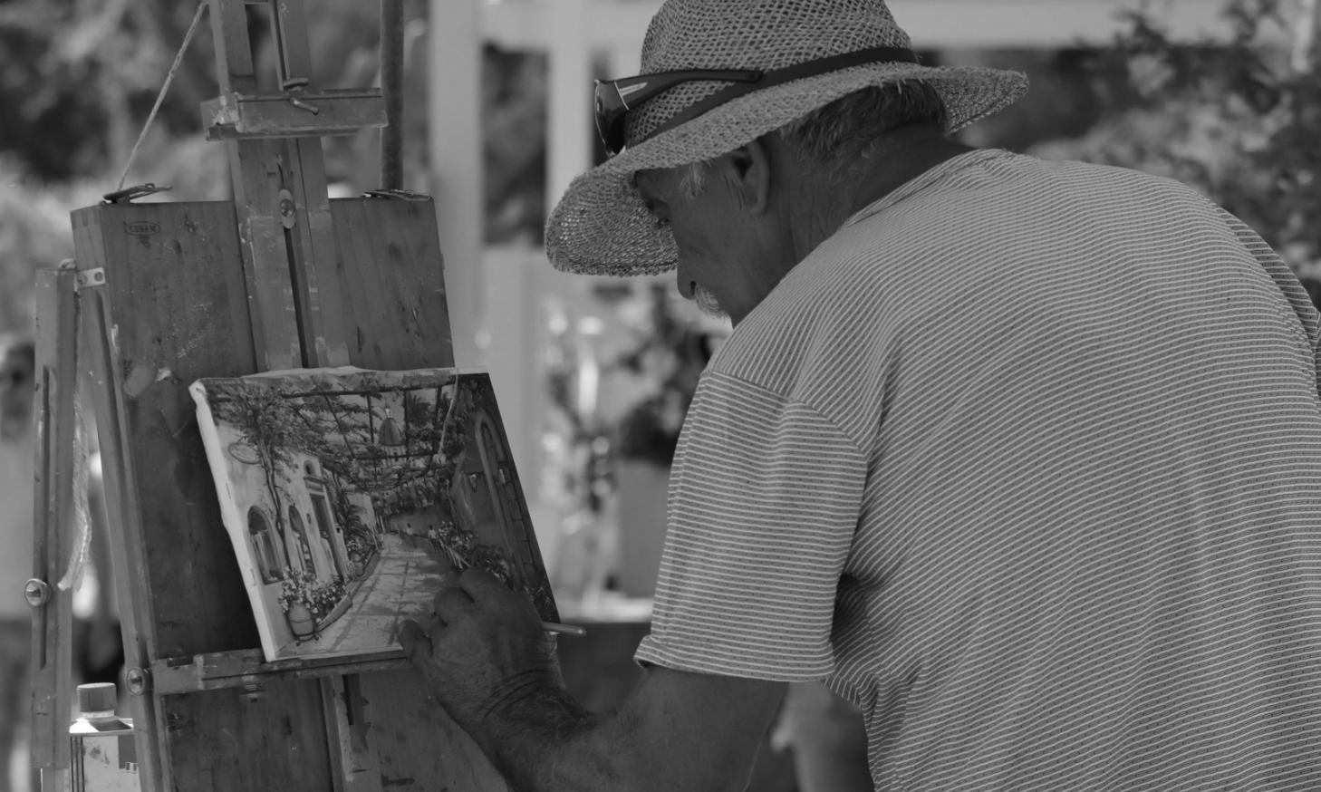Ambiente di lavoro creativo con opere digitali appese alle pareti e postazioni per il disegno